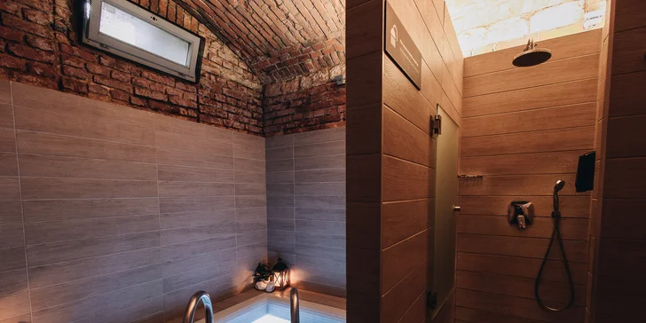 Boží wellness balíčky pro 1-2 osoby: odpočinek ve vířivé vaně nebo při masáži i finská sauna