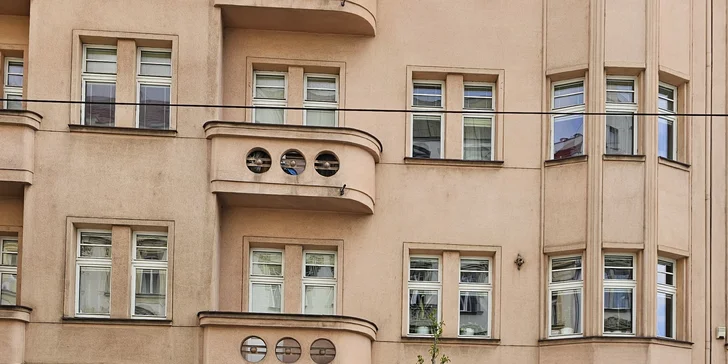 Káva, čaj nebo horká čokoláda a dezert dle výběru pro jednoho či dva v příjemné kavárně v Nuslích