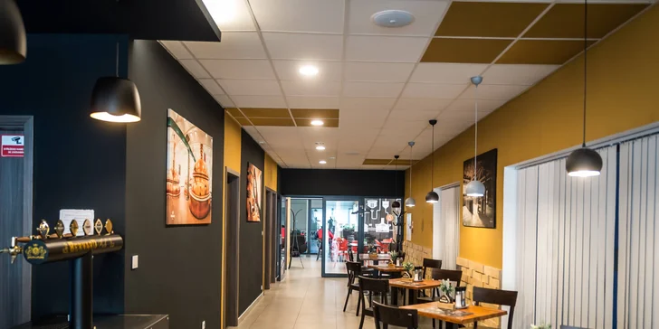 Variace miniburgerů pro 2–3 osoby: mleté hovězí, trhané vepřové i kachní maso a hranolky