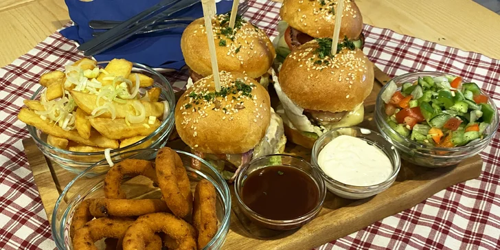 4-8 miniburgerů se slaninou i čedarem vč. příloh a salátu
