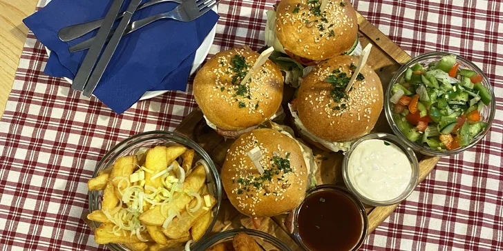 4-8 miniburgerů se slaninou i čedarem vč. příloh a salátu