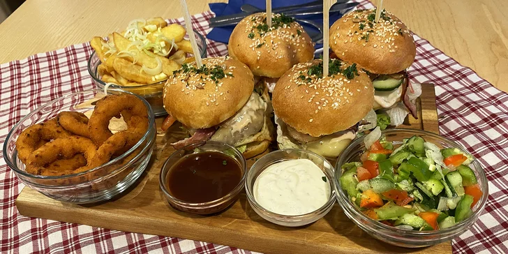 4-8 miniburgerů se slaninou i čedarem vč. příloh a salátu