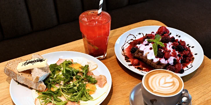 Brunch v nově otevřené kavárně v Braníku: palačinky i vejce Benedikt, káva, čaj či limo