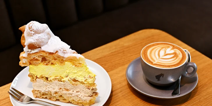 Káva, čaj nebo limonáda a dort dle výběru v nové kavárně Cafe Residence v Braníku