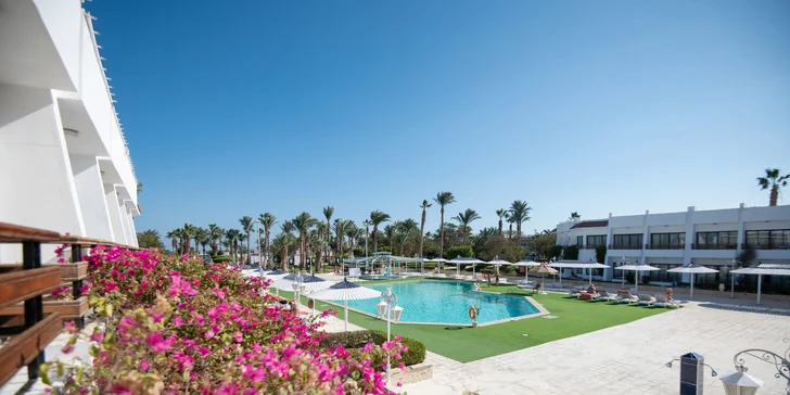 Na 7 nocí letecky do Hurghady: The Grand Hotel***+ přímo u pláže, all inclusive i bazén