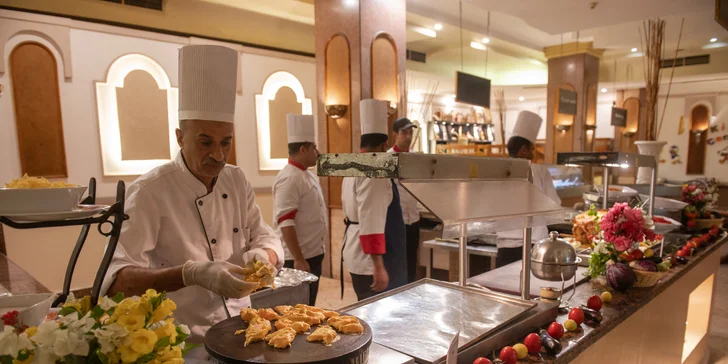 Na 7 nocí letecky do Hurghady: The Grand Hotel***+ přímo u pláže, all inclusive i bazén