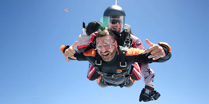 Tandemový seskok s instruktorem z výšky 4200 metrů i s videem a selfie záběry na památku
