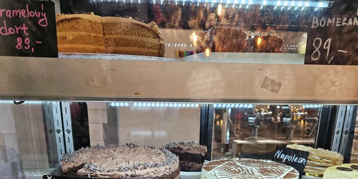 Káva, čaj nebo horká čokoláda a dezert dle výběru pro jednoho či dva v příjemné kavárně v Nuslích