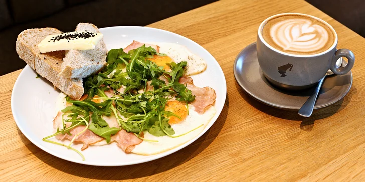 Brunch v nově otevřené kavárně v Braníku: palačinky i vejce Benedikt, káva, čaj či limo