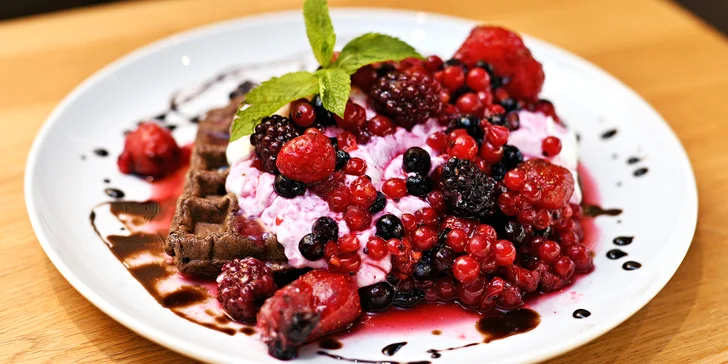 Brunch v nově otevřené kavárně v Braníku: palačinky i vejce Benedikt, káva, čaj či limo