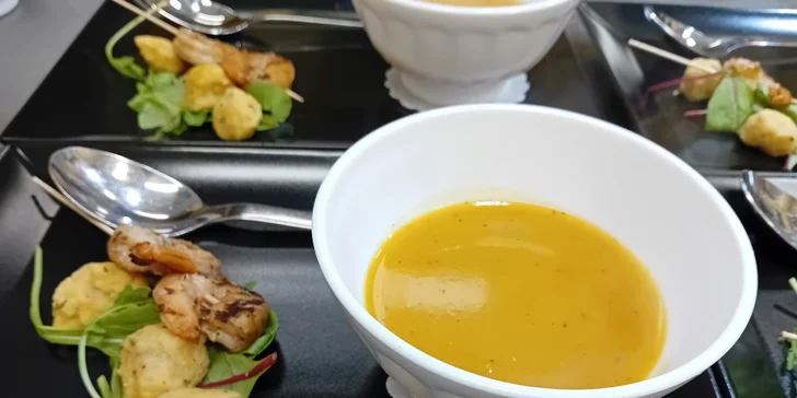 Mimořádná večeře s vinným párováním pro 2 osoby: krevety, losos, jehněčí i dezert