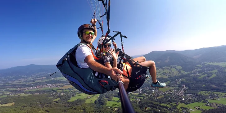 Tandemový paragliding v Beskydech: ochutnávka akrobacie i pilotáž kluzáku