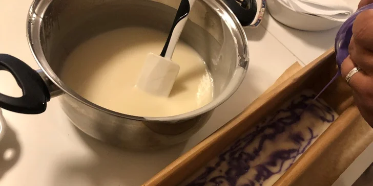 Zážitkový a voňavý kurz ruční výroby mýdel pro 2, 3 nebo 4 osoby
