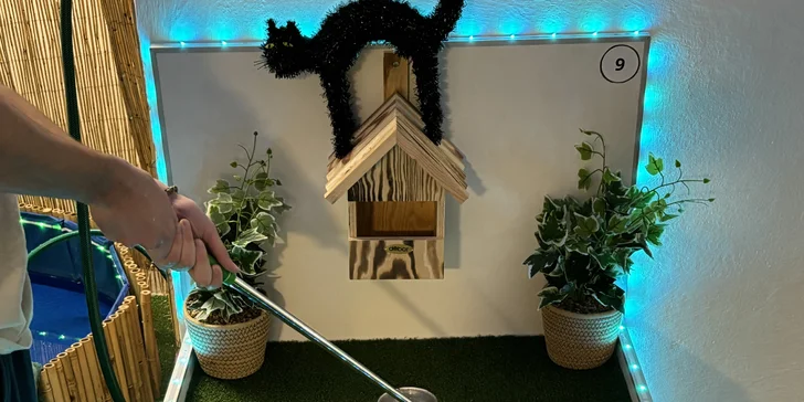 Indoor minigolf na Andělu: 18 jamek a 2 hodiny zábavy pro děti i dospělé