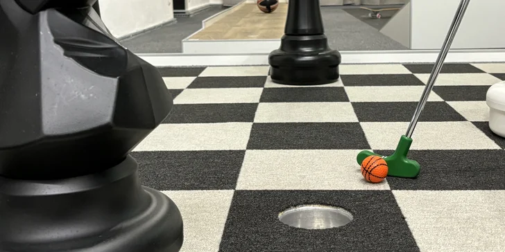 Indoor minigolf na Andělu: 18 jamek a 2 hodiny zábavy pro děti i dospělé