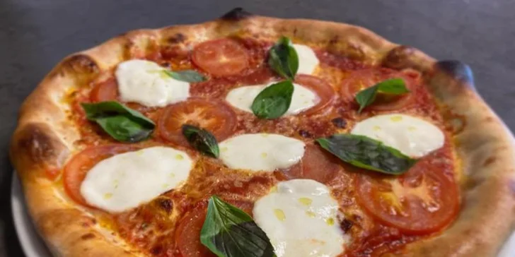 Až tři pizzy o průměru 32 cm podle výběru z kompletního menu