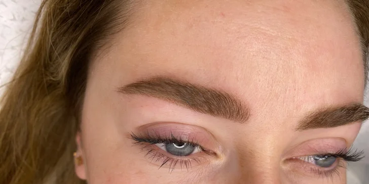 Permanentní make-up obočí pudrovou metodou nebo akvarelových rtů
