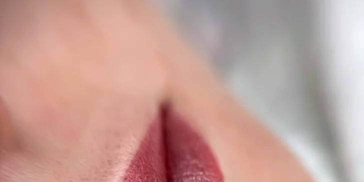 Permanentní make-up obočí pudrovou metodou nebo akvarelových rtů