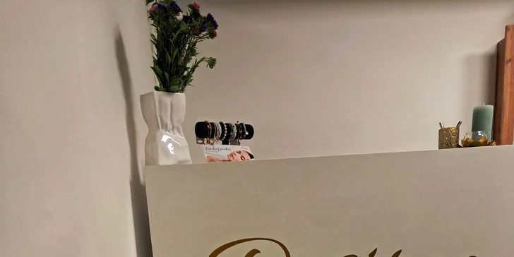 Kosmetické ošetření s maskou, peelingem a čištěním nebo chemický peeling proti vráskám i akné