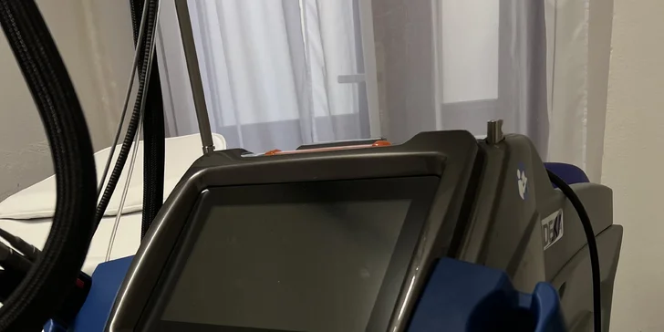 Pánská laserová epilace vybrané partie: tvář, krk, hrudník, břicho, podpaží i celá záda