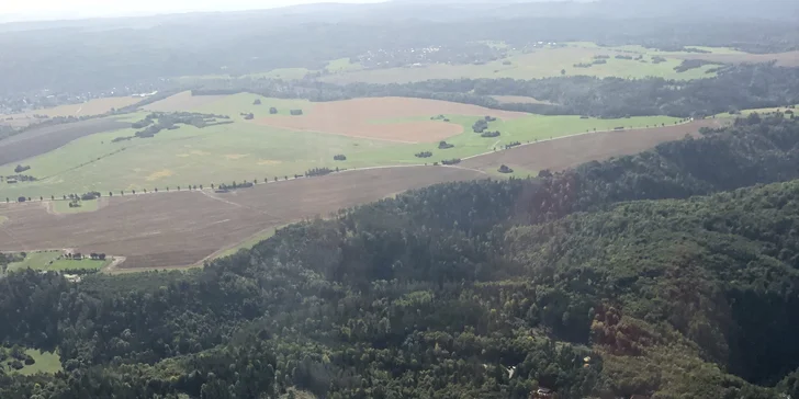 Vzneste se a kochejte se: vyhlídkový let v letadle Cessna 207 nad propastí Macocha
