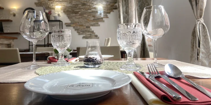 Mimořádná večeře s vinným párováním pro 2 osoby: krevety, losos, jehněčí i dezert