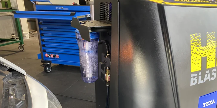 Dekarbonizace motoru: čištění pomocí vodíku osobního auta, náklaďáku nebo autobusu