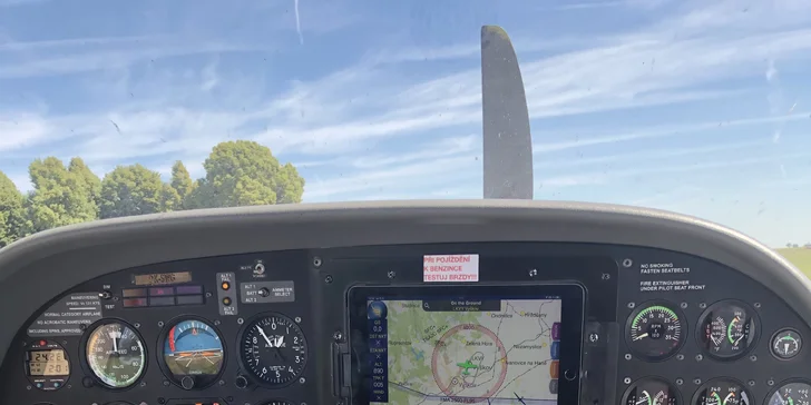 Romantický vyhlídkový let pro 2 osoby luxusním letadlem Cirrus SR 20 a k tomu sekt