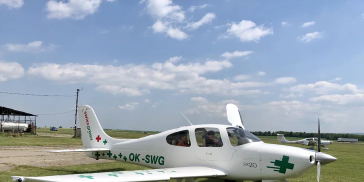Romantický vyhlídkový let pro 2 osoby luxusním letadlem Cirrus SR 20 a k tomu sekt