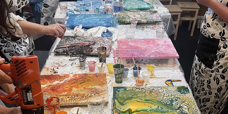 Workshop akrylového lití: kouzlení s barvami pro 1 osobu nebo romantické malování pro dva