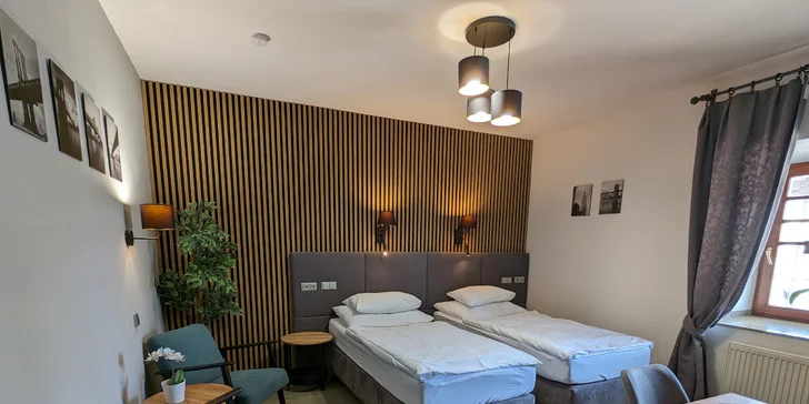 Romantika v centru Telče: hotel u zámeckého parku, polopenze i víno