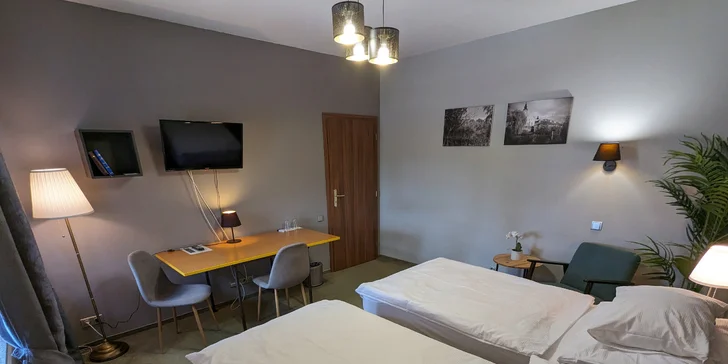 Romantika v centru Telče: hotel u zámeckého parku, polopenze i víno