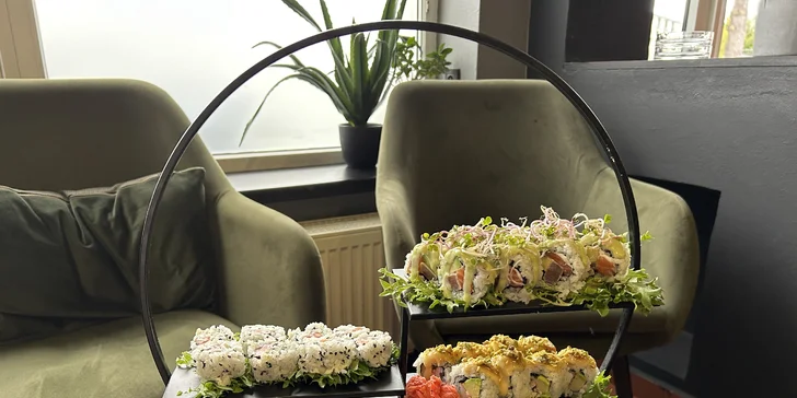 Vyladěný sushi set pro 2 či 4 osoby i s vodní dýmkou: maki, nigiri i oni rolls