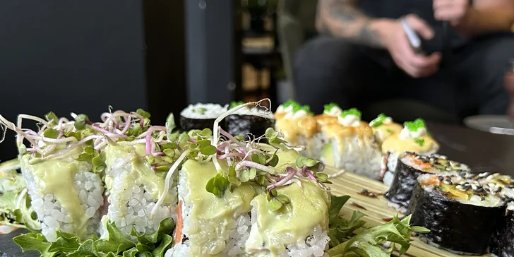 Vyladěný sushi set pro 2 či 4 osoby i s vodní dýmkou: maki, nigiri i oni rolls