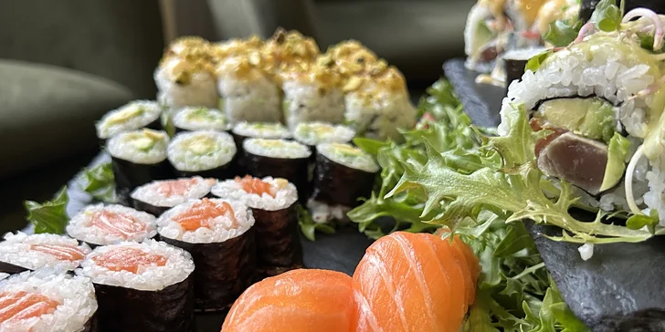 Vyladěný sushi set pro 2 či 4 osoby i s vodní dýmkou: maki, nigiri i oni rolls