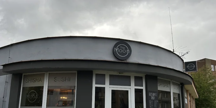 Vyladěný sushi set pro 2 či 4 osoby i s vodní dýmkou: maki, nigiri i oni rolls