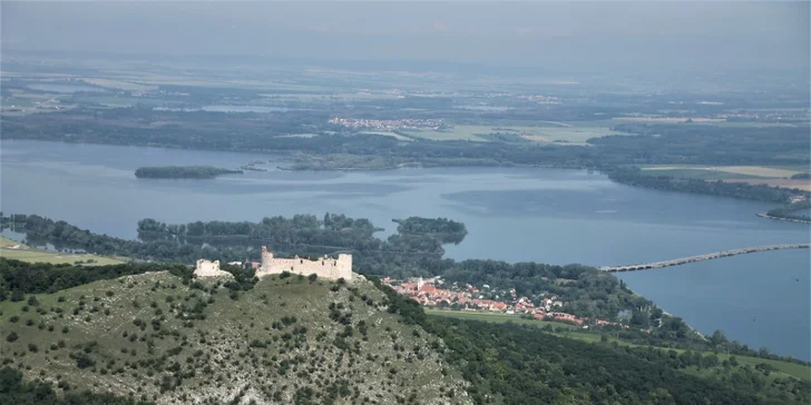 Vzneste se a kochejte se: vyhlídkový let nad Pálavou a Lednicí