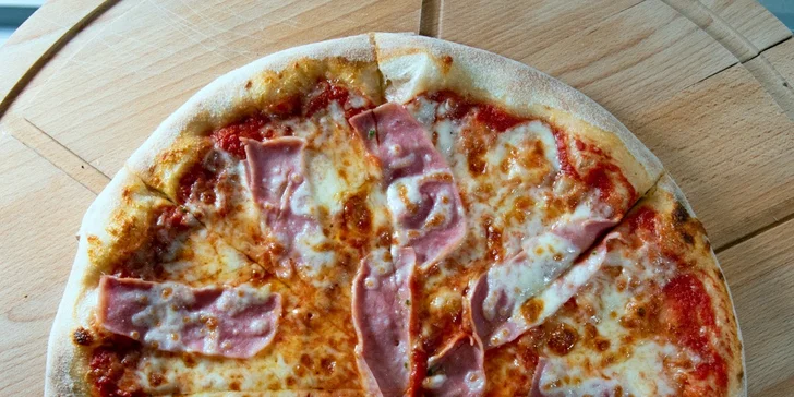 1 nebo 2 pizzy dle výběru: průměr 33 nebo 40 cm, rozvoz po Pardubicích v ceně