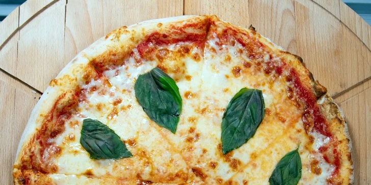 1 nebo 2 pizzy dle výběru: průměr 33 nebo 40 cm, rozvoz po Pardubicích v ceně