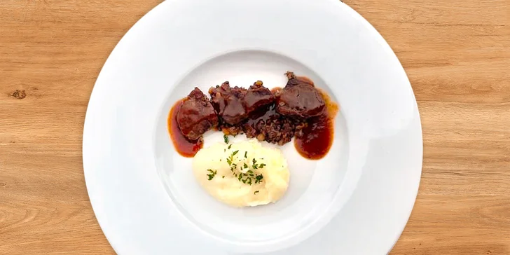 Romantické 6chodové menu: líčka, burger, dýňový krém i daňčí paštika a lahev vína