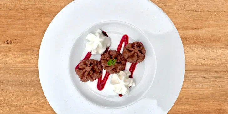Romantické 6chodové menu: líčka, burger, dýňový krém i daňčí paštika a lahev vína