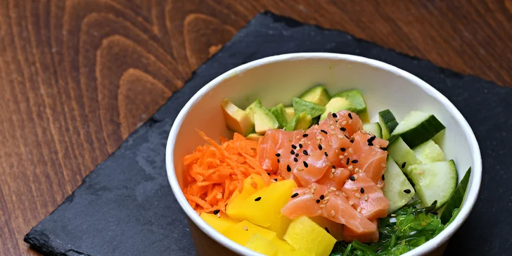 Havajské poke bowl na odnos s sebou: losos, krab, tofu i mango orange, pro 1-4 os.