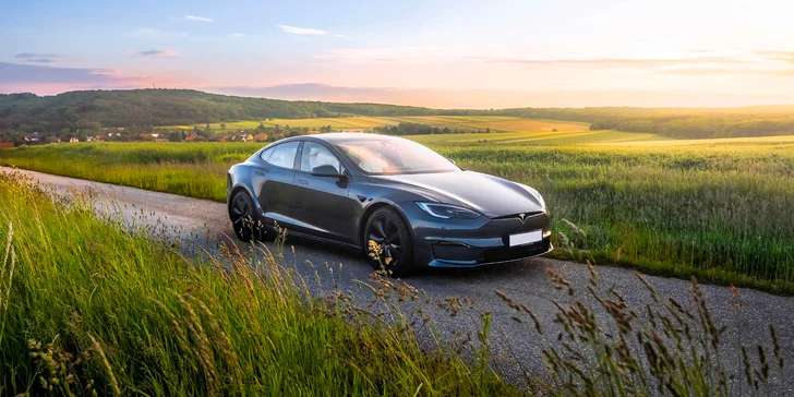 Ovládněte 1 020 koní v Tesle Model S Plaid: 30–120 min. spolujízdy i řízení