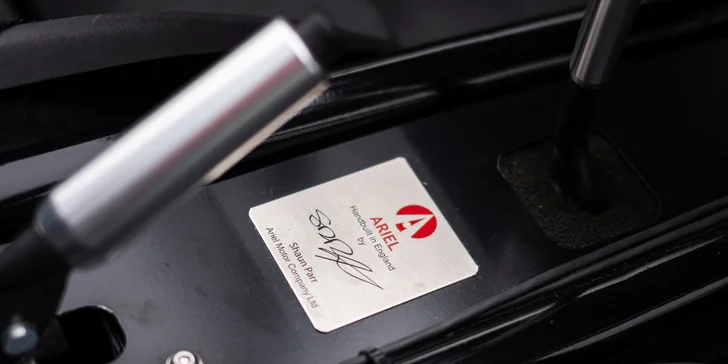 Divoká jízda po Masarykově okruhu v Brně: Ariel atom nebo Formule F4, řízení i spolujízda