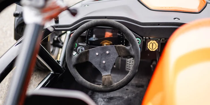 Divoká jízda po Masarykově okruhu v Brně: Ariel atom nebo Formule F4, řízení i spolujízda