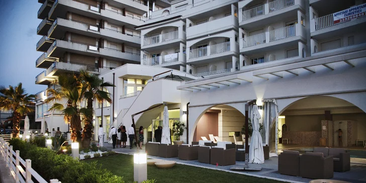 Dovolená v Itálii: hotel v Rimini s polopenzí a vnitřním bazénem