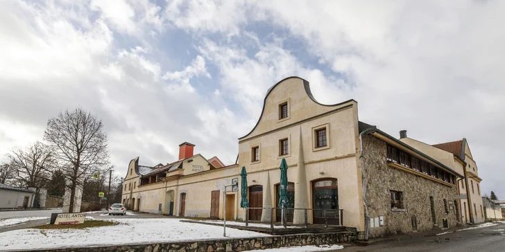 Romantika v centru Telče: hotel u zámeckého parku, polopenze i víno