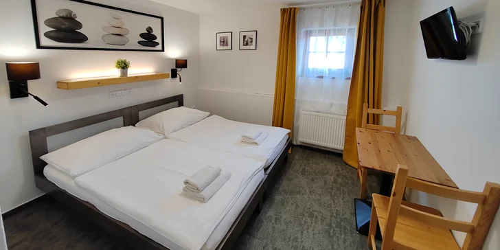 Romantika v centru Telče: hotel u zámeckého parku, polopenze i víno
