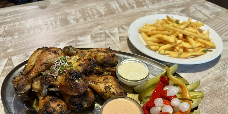 1 kg vyladěných kuřecích paliček a 300 g hranolků vč. 2 dipů a okurek