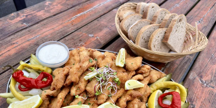 1 kg kuřecích či vepřových řízečků vč. chleba, kyselé okurky i beraních rohů